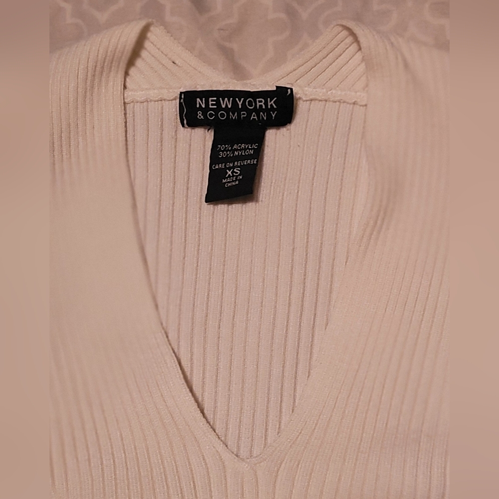 NY & Co Size XS Long Sleeve V Neck White Shirt